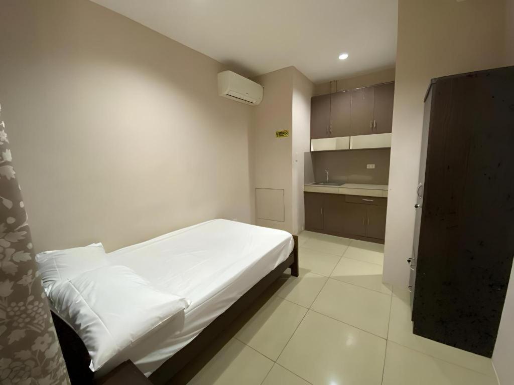 Oyo 766 Ichehan Apartments Manila Exterior foto