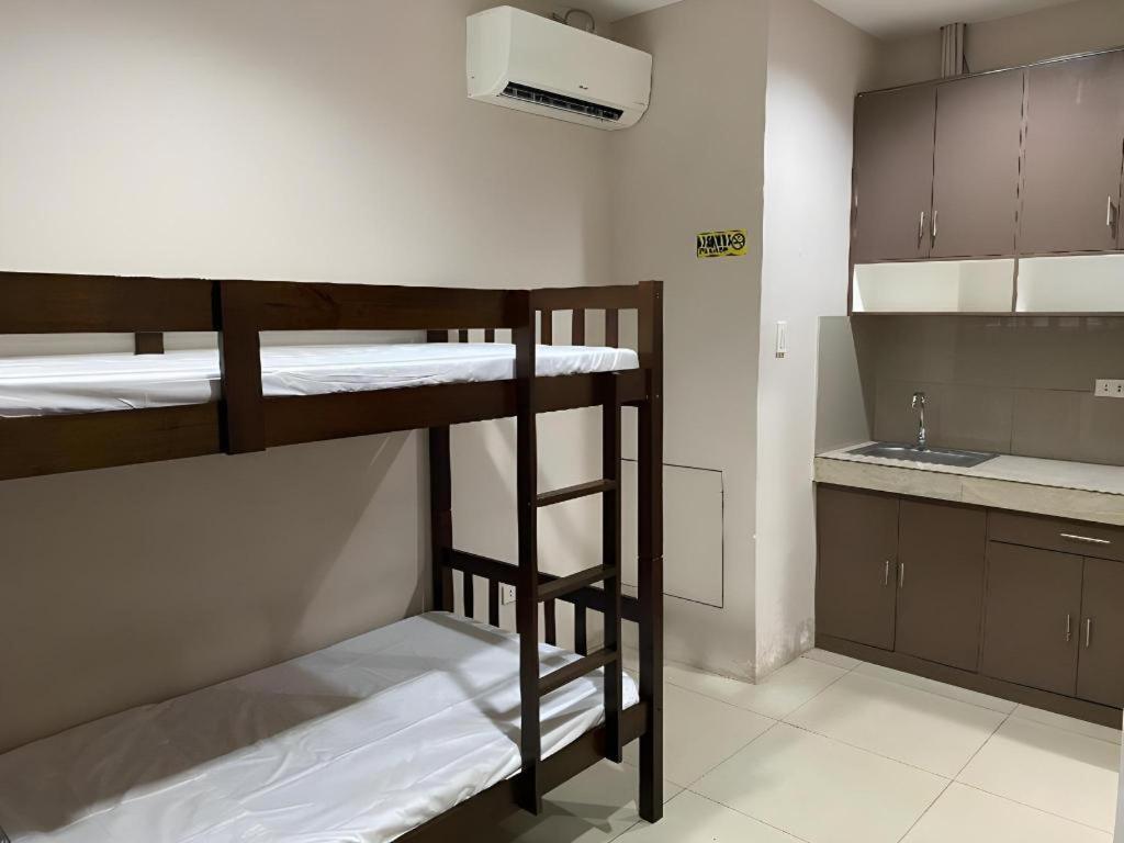 Oyo 766 Ichehan Apartments Manila Exterior foto
